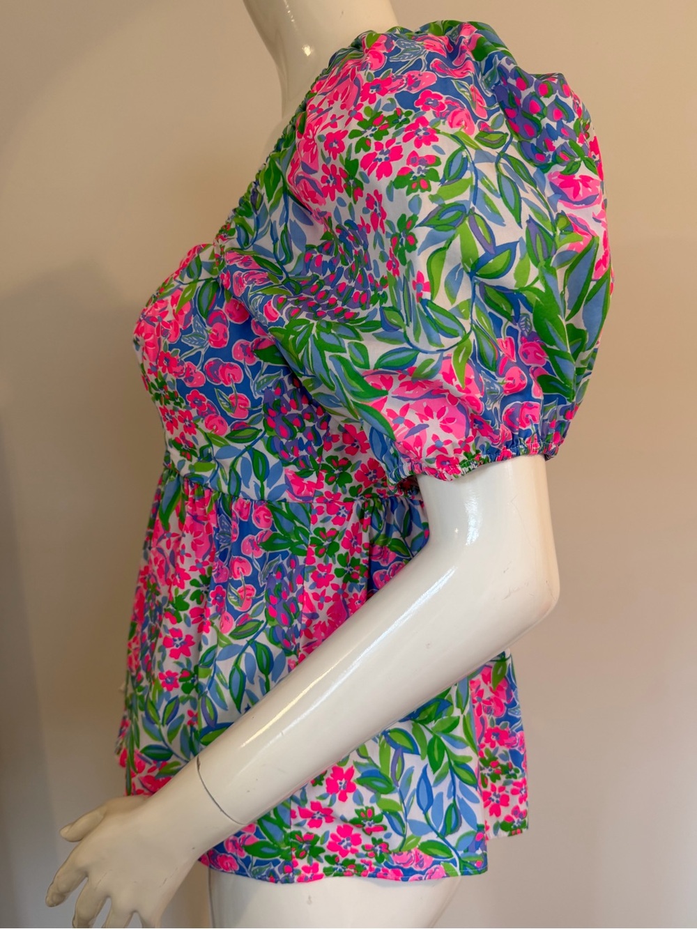 Lilly Pulitzer Kay A cherry on Top Print
Puff sleeve Top size 8 - Picture 5 of 9